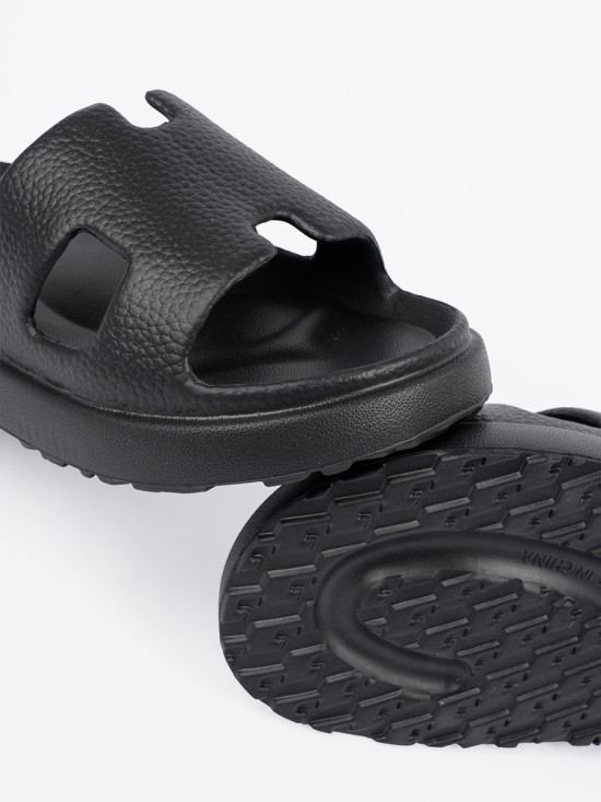 Černé pantofle na platformě