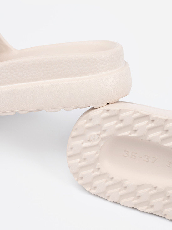 Béžové pantofle na platformě