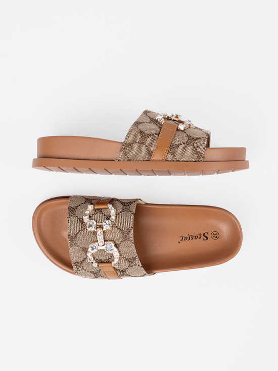 Hnědé pantofle se zdobením