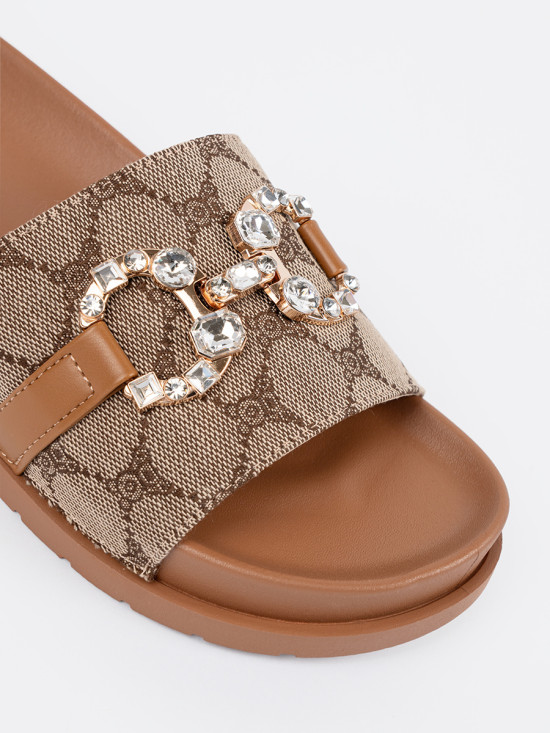 Hnědé pantofle se zdobením