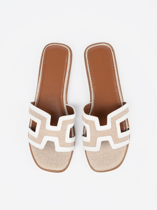 Bílé pantofle na plochém podpatku