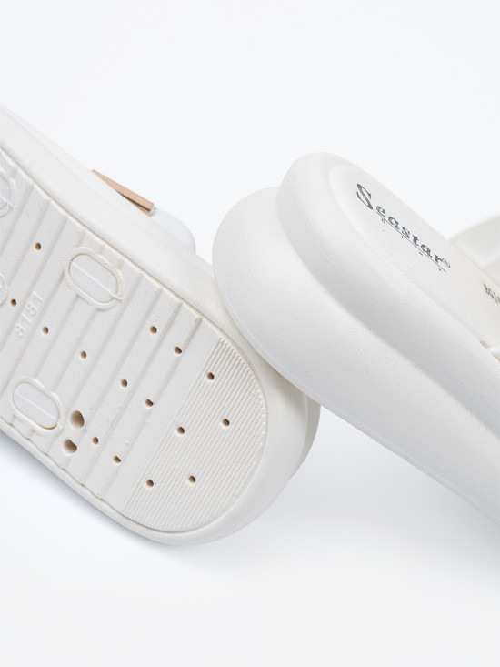 Bílé pantofle se zlatými přezkami na platformě