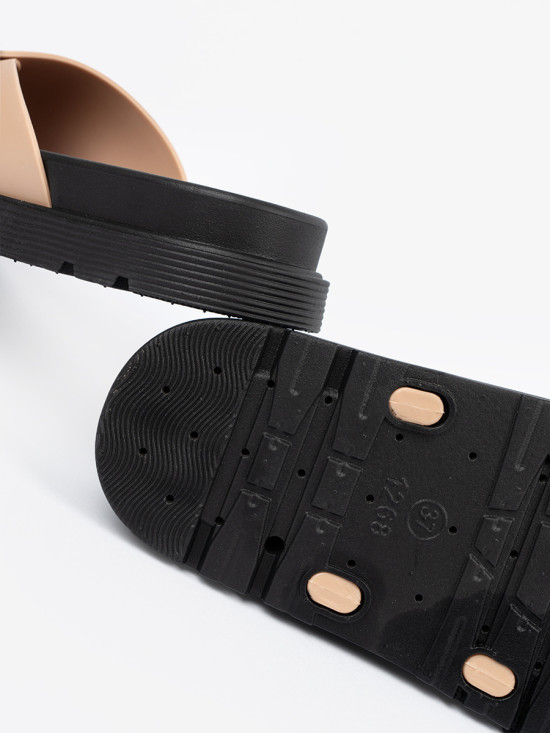 Béžové dámské pantofle se zlatou sponou