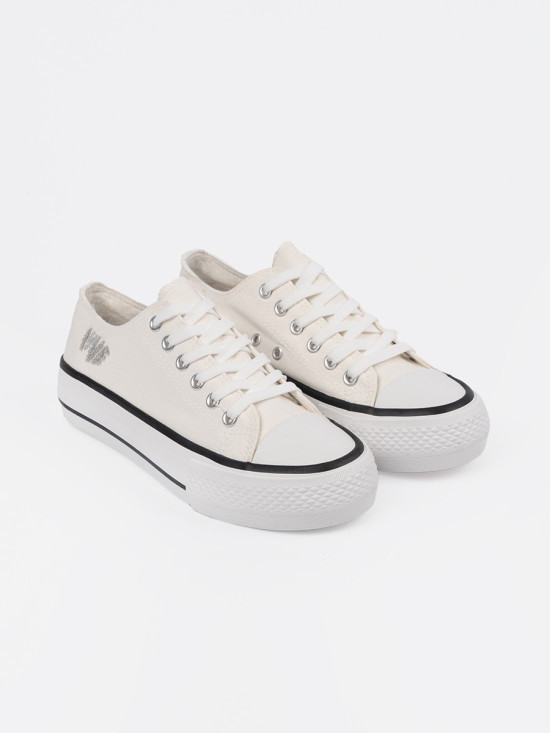 Bílé tenisky s nápisem Love