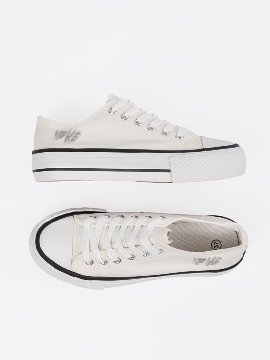 Bílé tenisky s nápisem Love