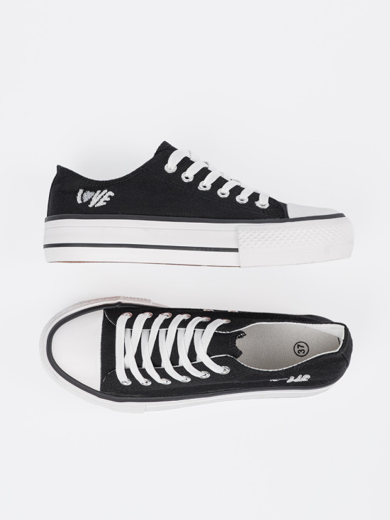 Černé tenisky s nápisem Love