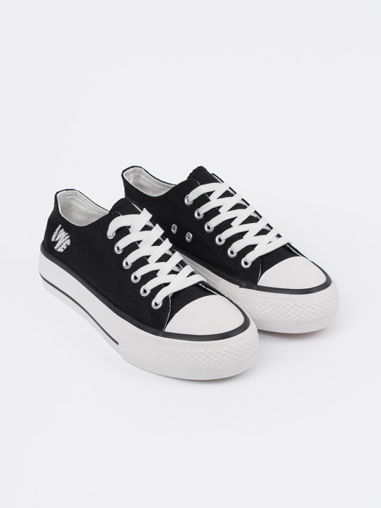 Černé tenisky s nápisem Love