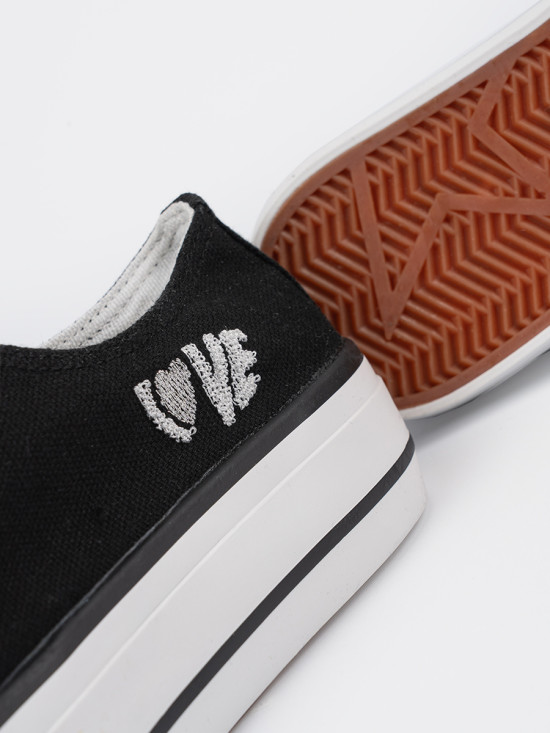 Černé tenisky s nápisem Love