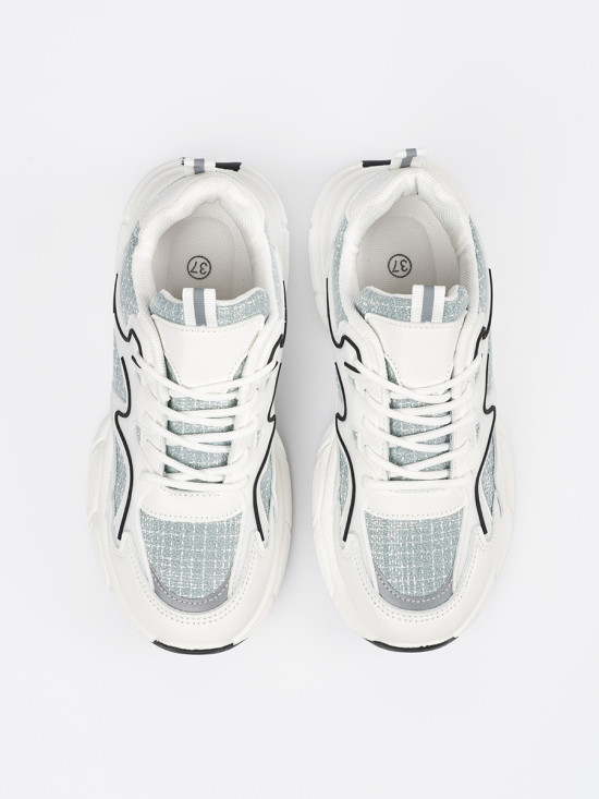 Bílo-zelené sneakersy s ozdobnými prvky