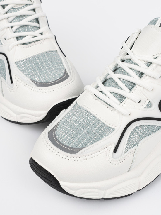 Bílo-zelené sneakersy s ozdobnými prvky