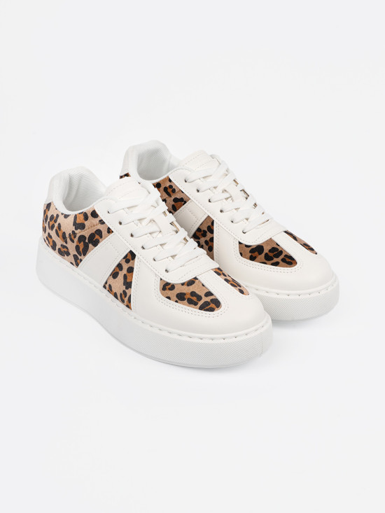 Bílé sneakersy s leopardím vzorem