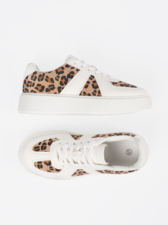 Bílé sneakersy s leopardím vzorem