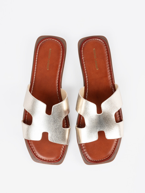 Světle zlaté pantofle s otevřenou špičkou