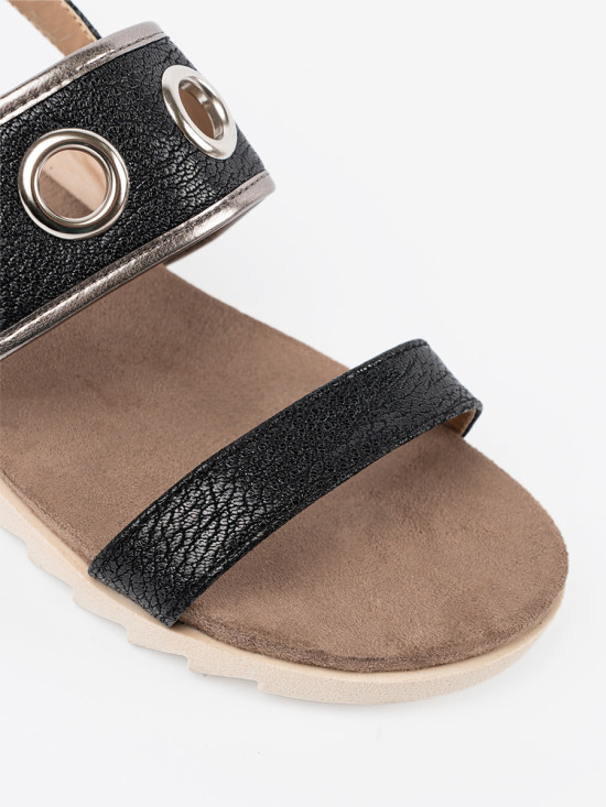 Černé sandály s ozdobnými kovovými kroužky