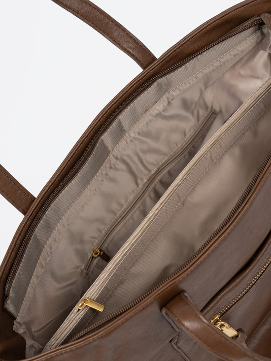 Hnědá kabelka se zlatými prvky