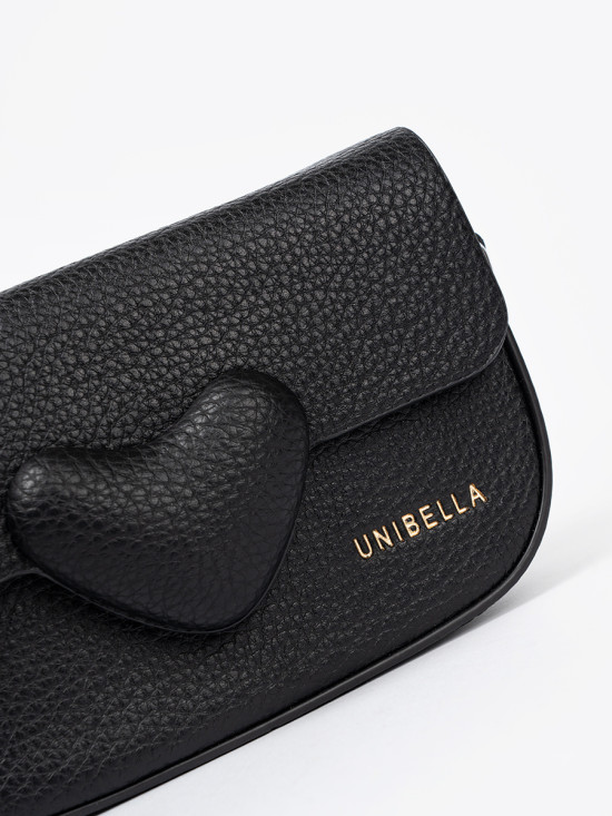 Elegantní černá kabelka s dekorativním zapínáním