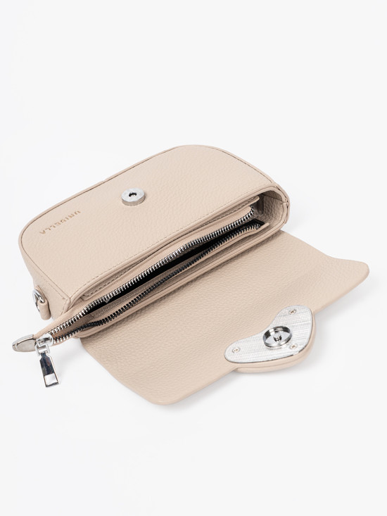 Elegantní světle béžová kabelka s ozdobným srdcem