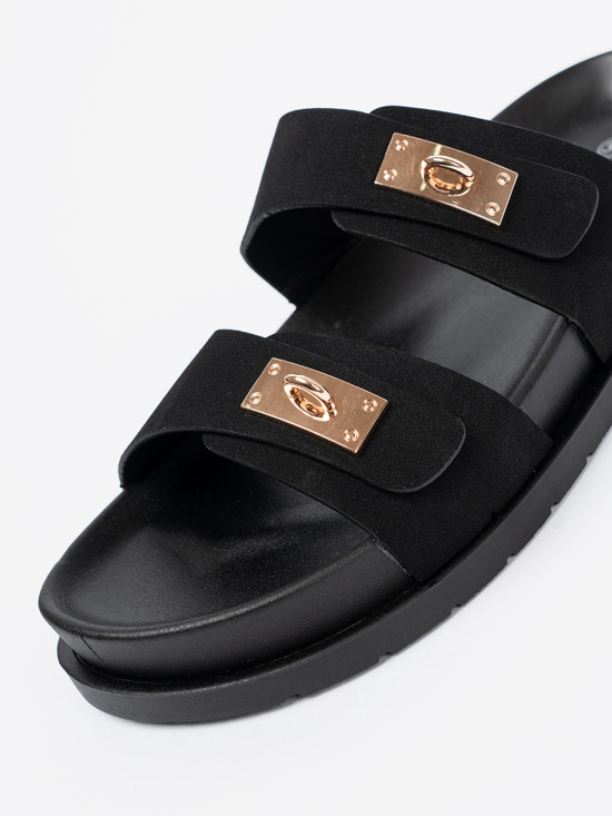 Černé pantofle se zlatými detaily