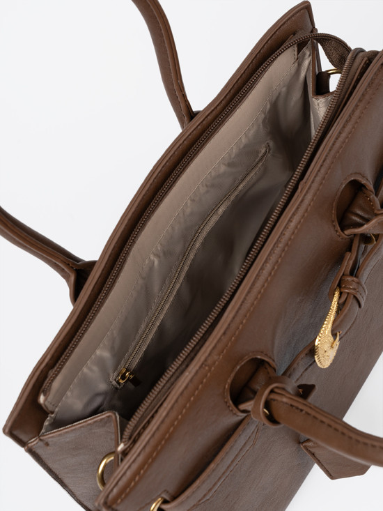 Hnědá kabelka s ozdobnou zlatou sponou