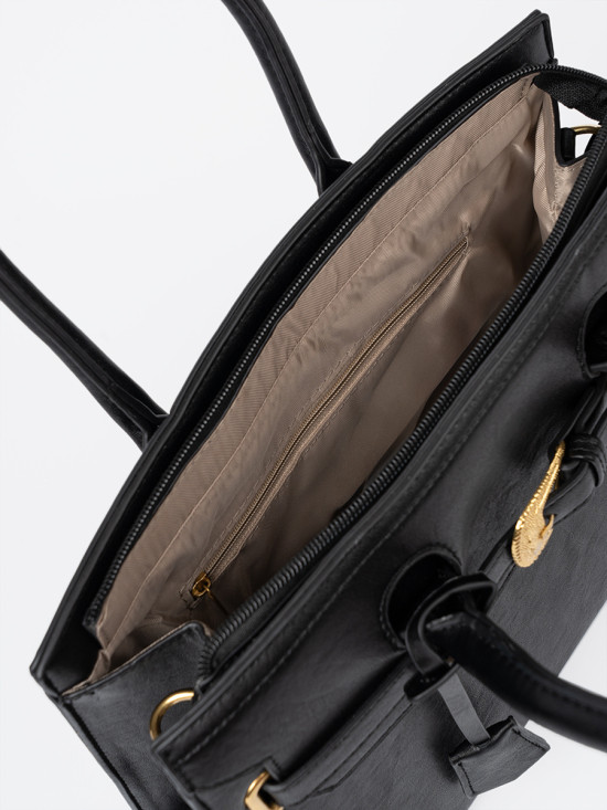 Černá kabelka s ozdobnou zlatou sponou