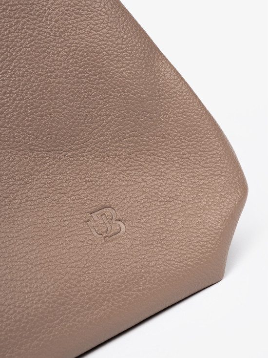 Elegantní tmavě béžová kabelka s kosmetickou taštičkou