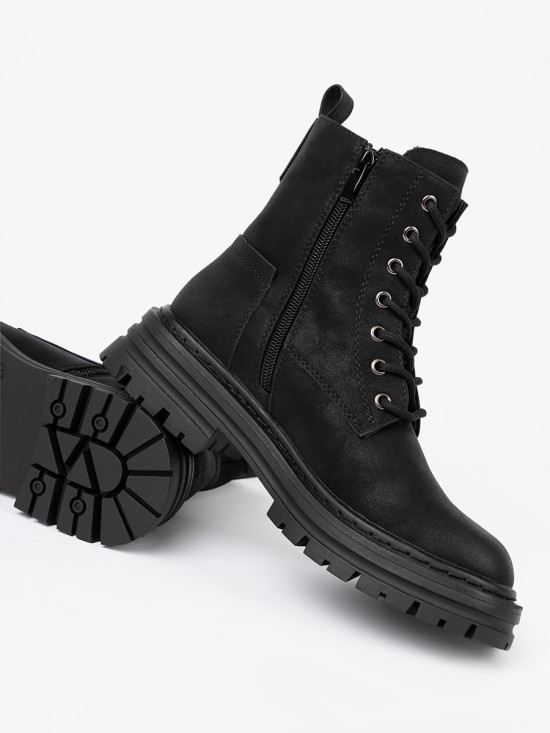 Černé kotníkové boty se šněrováním a protiskluzovou podrážkou