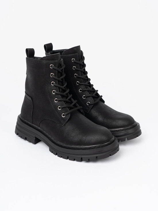 Černé kotníkové boty se šněrováním a protiskluzovou podrážkou