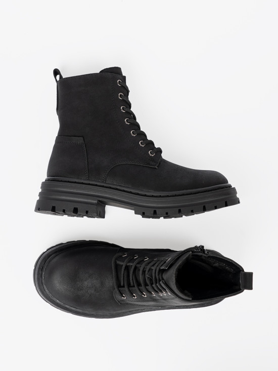 Černé kotníkové boty se šněrováním a protiskluzovou podrážkou