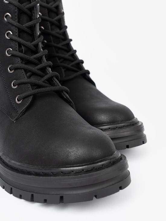 Černé kotníkové boty se šněrováním a protiskluzovou podrážkou