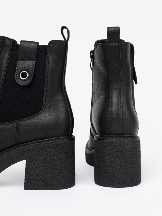 Elegantní černé kotníkové kozačky s elastickým vsazením