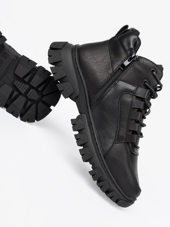 Černé šněrovací kotníkové boty s hrubou podrážkou