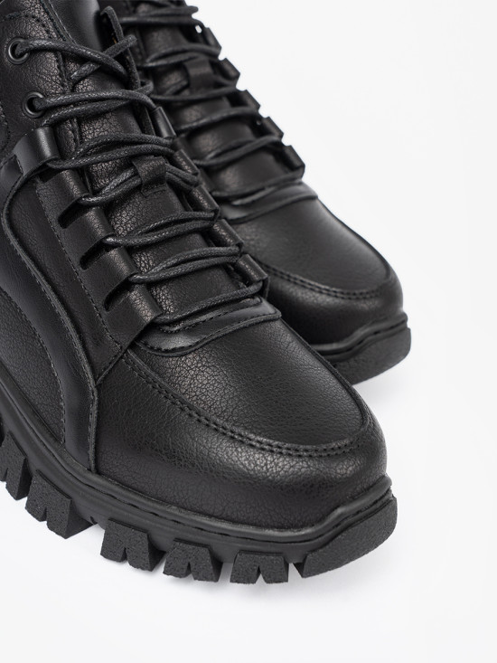 Černé šněrovací kotníkové boty s hrubou podrážkou