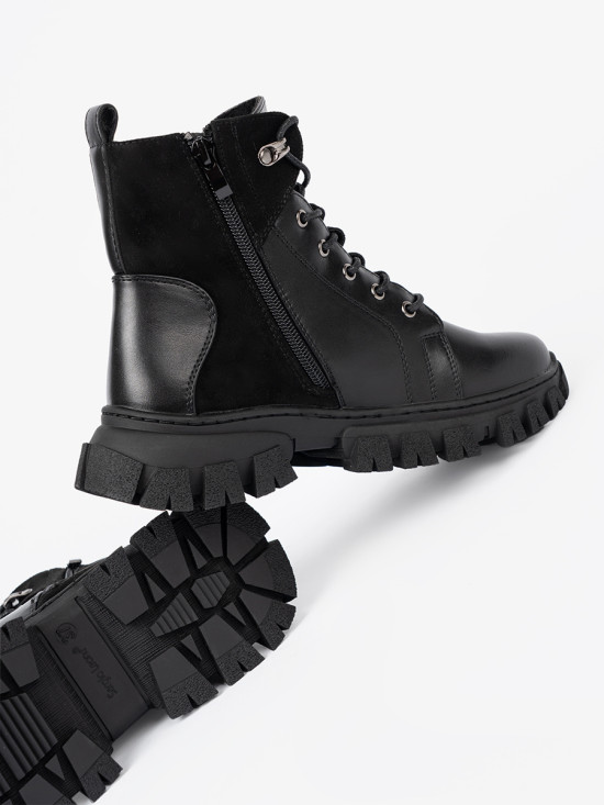 Černé kotníkové kozačky s masivní podrážkou a zipem