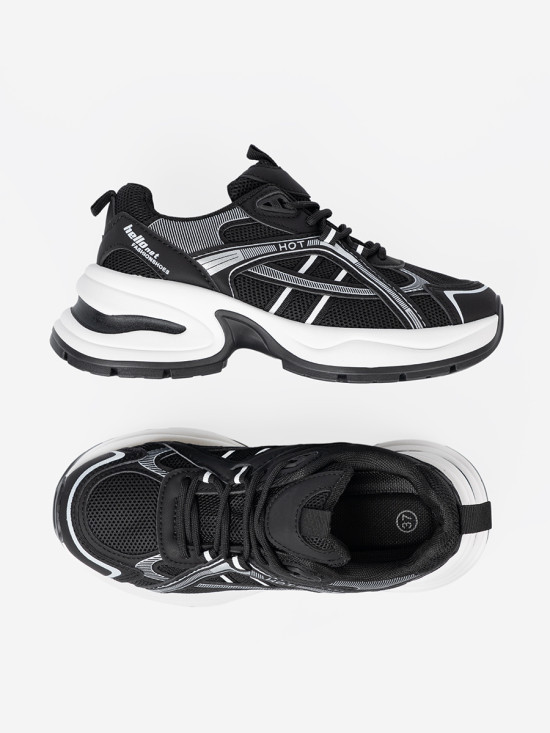 Černé sneakersy s prodyšným svrškem a masivní bílou podrážkou