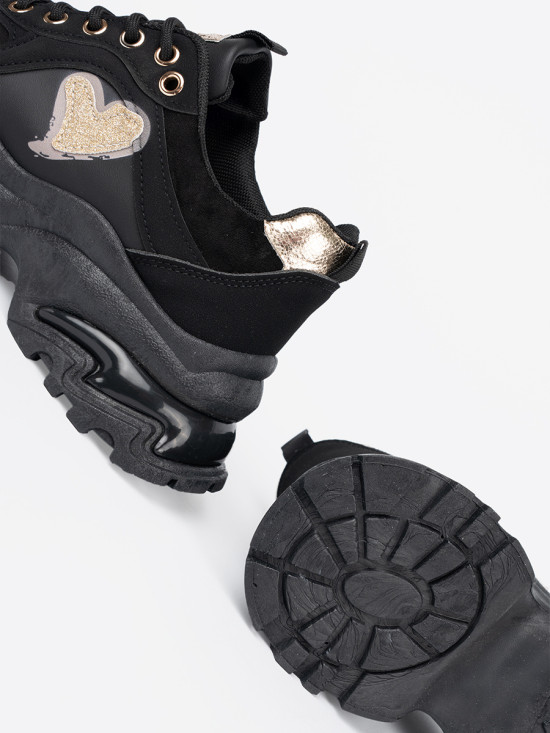 Černé sneakersy se zlatým srdcem