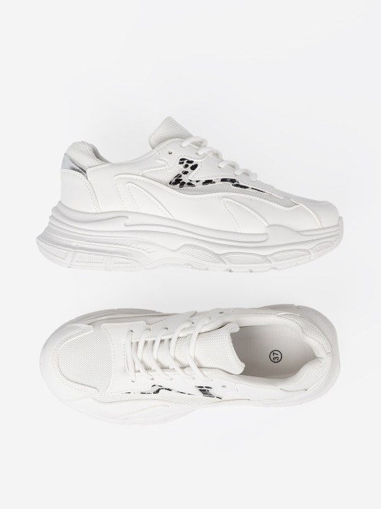 Bílé sportovní tenisky s ozdobným akcentem