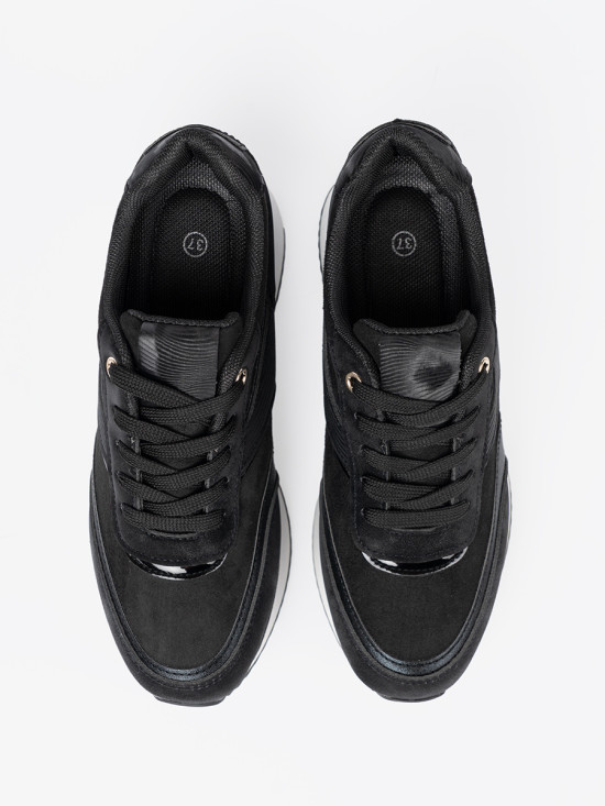Černé sneakersy s lesklými detaily
