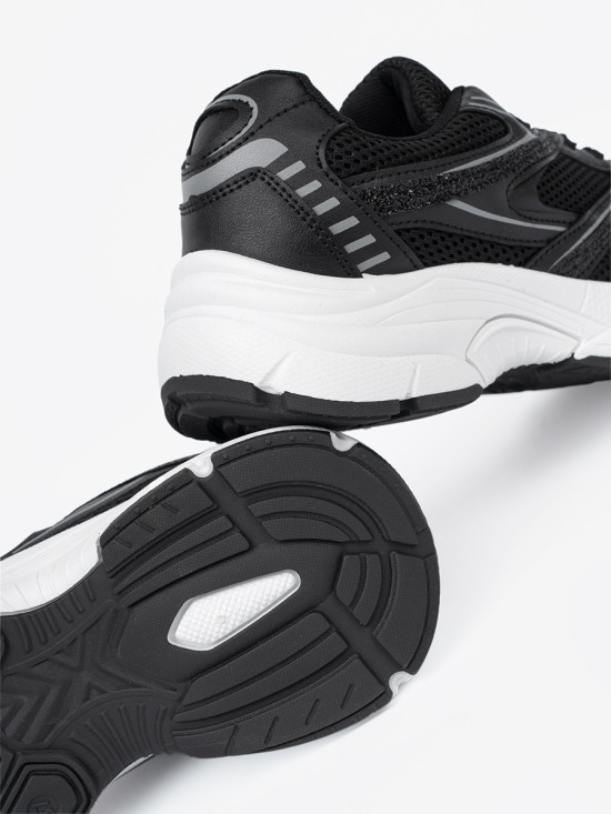 Černé sneakersy se síťovinou a bílou podrážkou