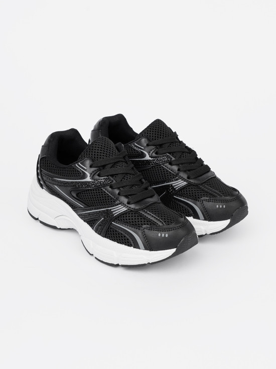 Černé sneakersy se síťovinou a bílou podrážkou