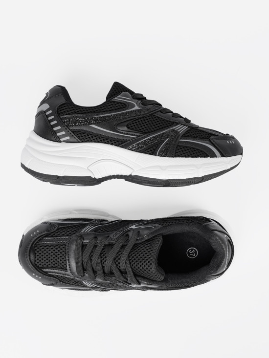 Černé sneakersy se síťovinou a bílou podrážkou