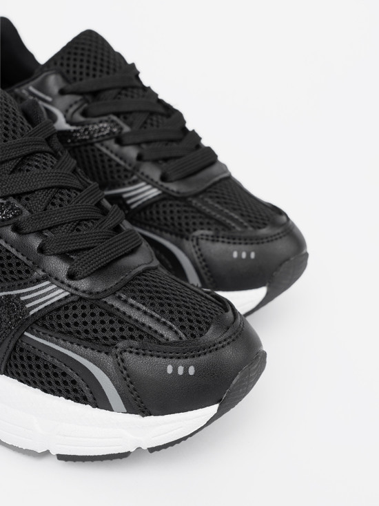 Černé sneakersy se síťovinou a bílou podrážkou