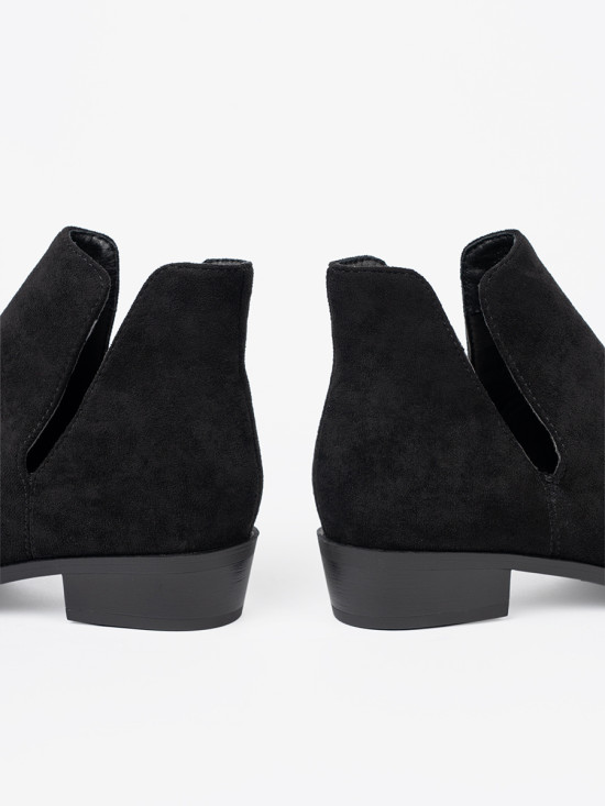 Černé kotníkové boty s výřezy