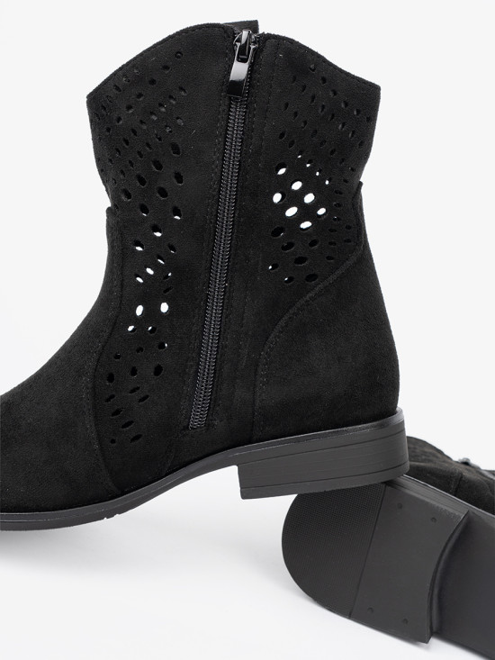 Černé ažurové kotníkové boty v cowboy stylu