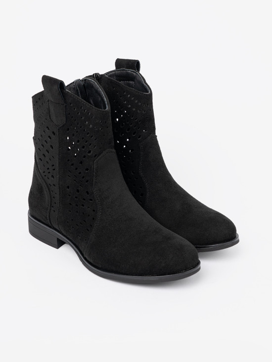 Černé ažurové kotníkové boty v cowboy stylu