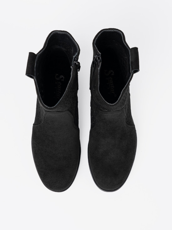 Černé ažurové kotníkové boty v cowboy stylu