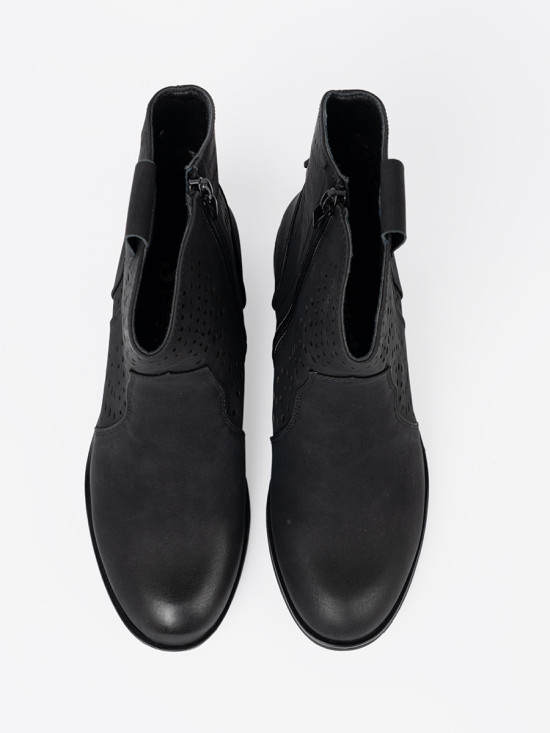 Ažurové černé kotníkové kozačky