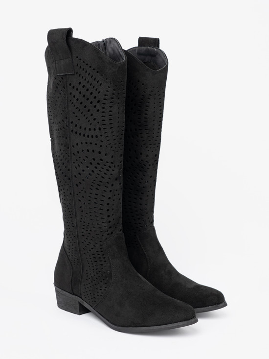 Černé ažurové kozačky ve stylu kovbojek