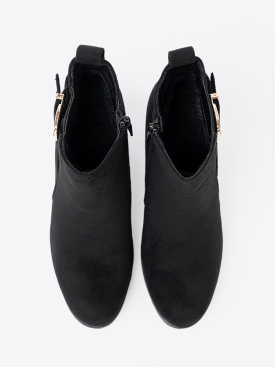 Černé kotníkové kozačky na vysokém podpatku s ozdobnou sponou