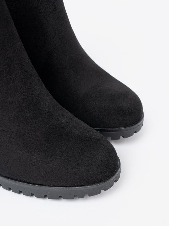 Černé kotníkové kozačky na vysokém podpatku s ozdobnou sponou