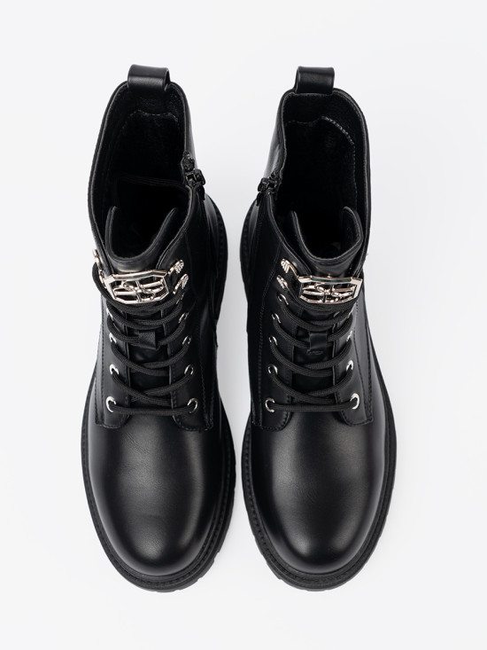 Černé šněrovací kotníkové boty s kovovou ozdobou